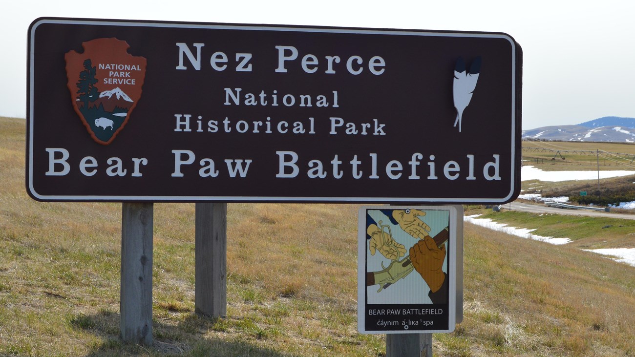 Wooden sign that reads 'Nez Perce National Historical Park Bear Paw Battlefield.'